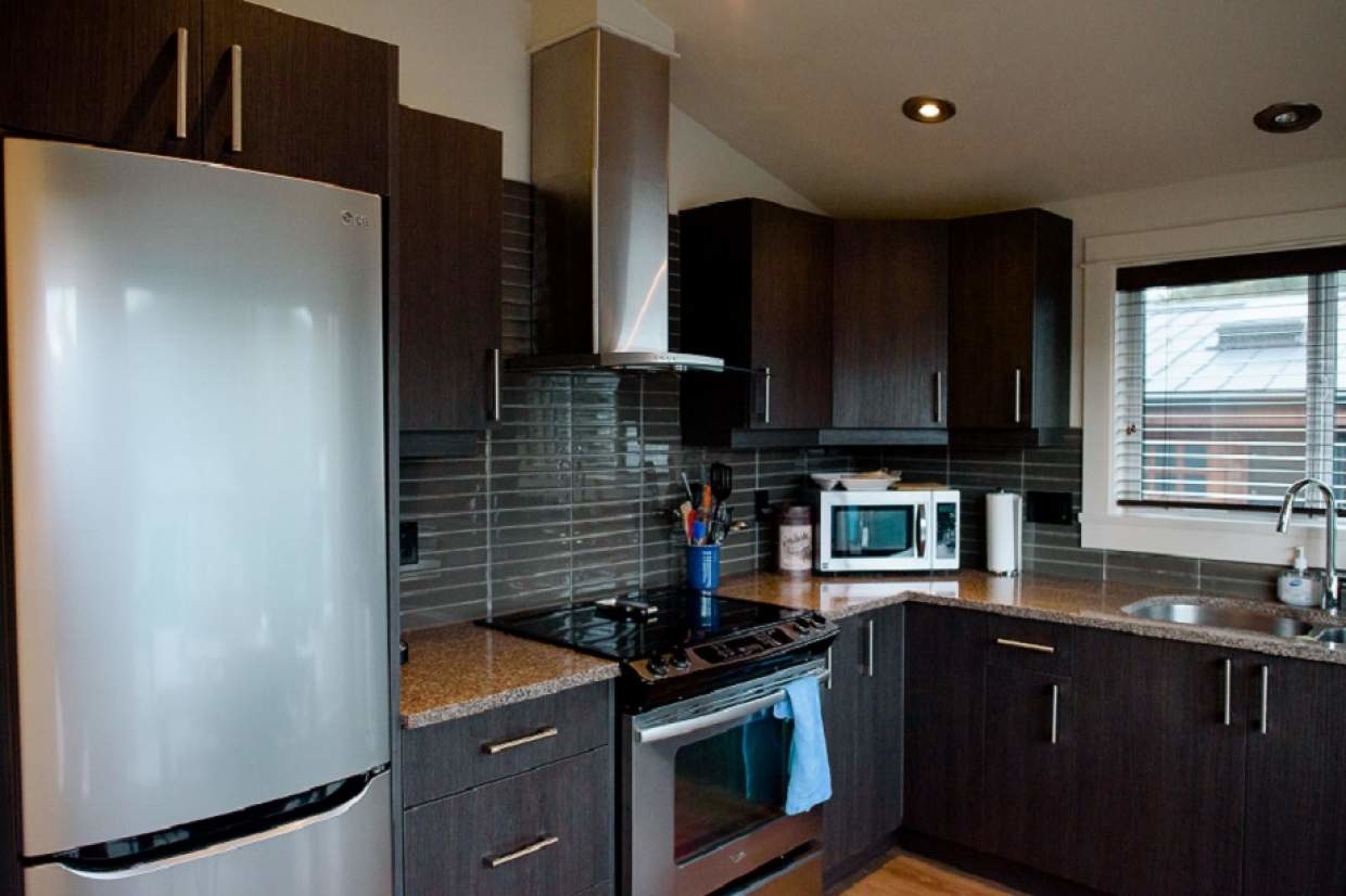 Fish Tales Cottage modern kitchen, Port Renfrew accommodations