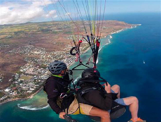 Le parapente de Saint Leu à 15 minutes de l'Etang Salé les Bains et de Les Villas Emmanuel La Réunion