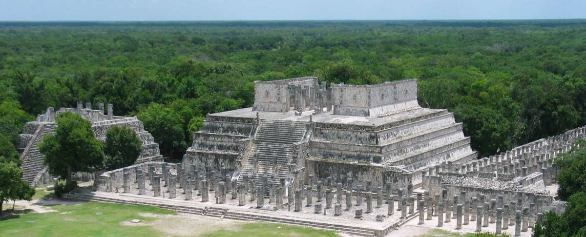 Picture of the temple of Warriors at the Chichen Itza archeological site