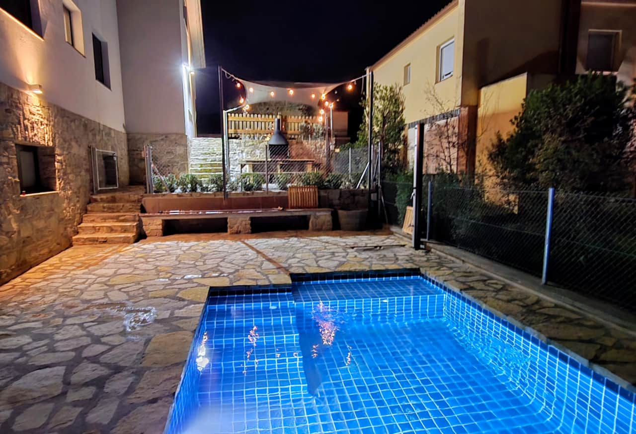 Piscina privada de agua salada y barbacoa en Cal Sidru Castellolí