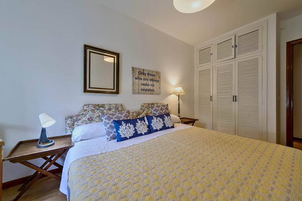 Dormitorio principal con cama de matrimonio y armarios