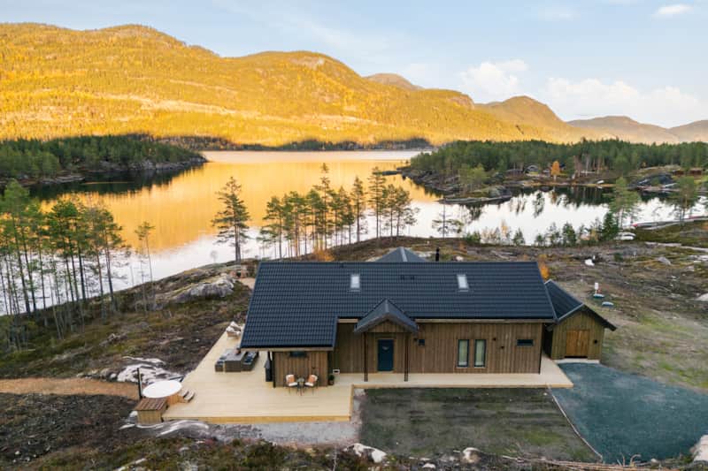 Villa Lakehouse Cedar met sauna, jacuzzi & boot (optioneel)