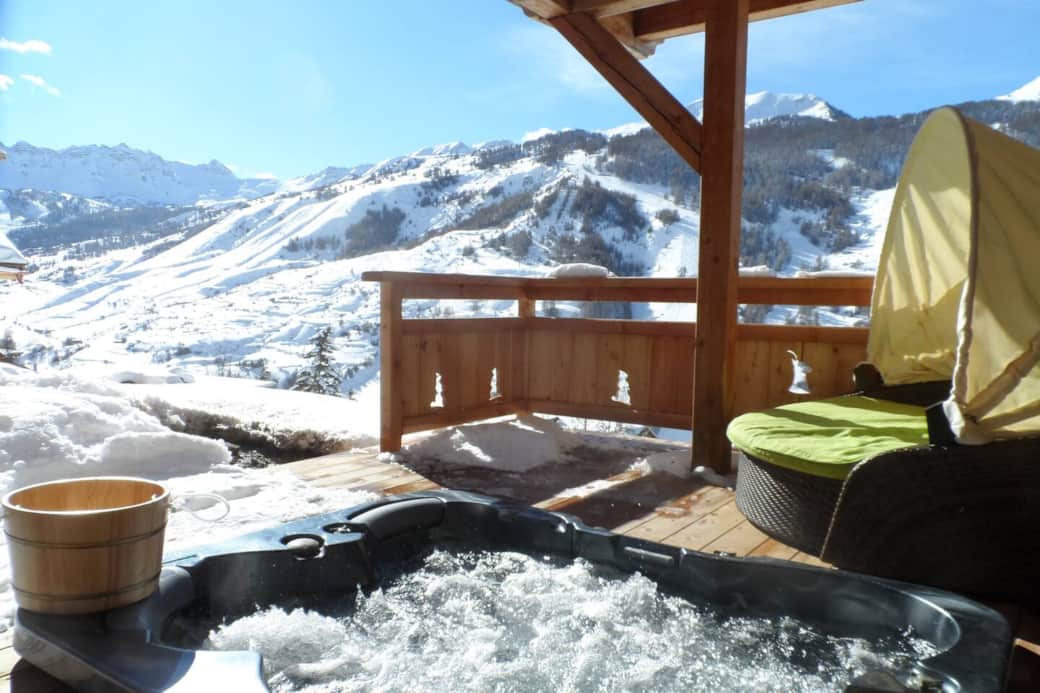 La vue du jacuzzi en hiver, chauffé toute l'année à 37°. Nous changeons l'eau systématiquement entre chaque location. La vue du jacuzzi en hiver, chauffé toute l'année à 37°. Nous changeons l'eau systématiquement entre chaque location.