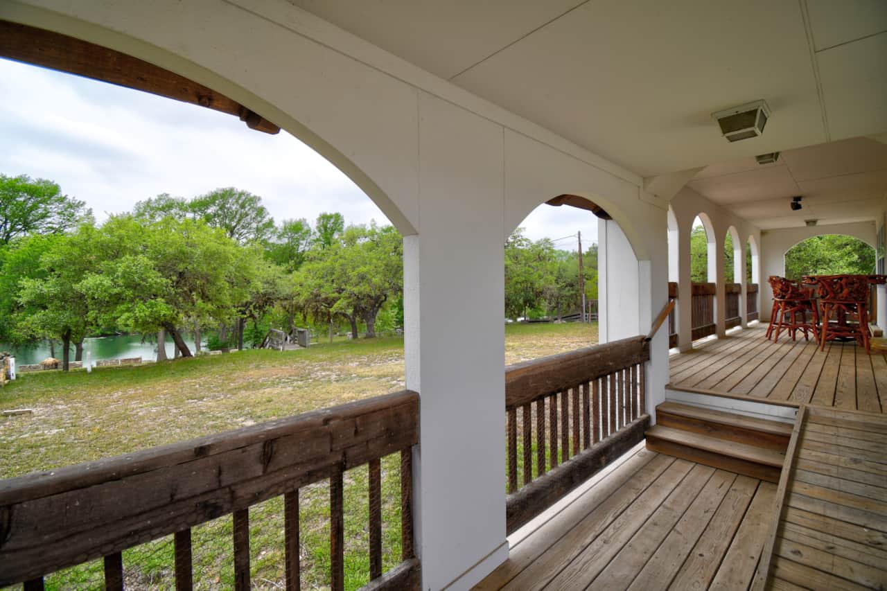 Riverview Lower - Covered Balcony