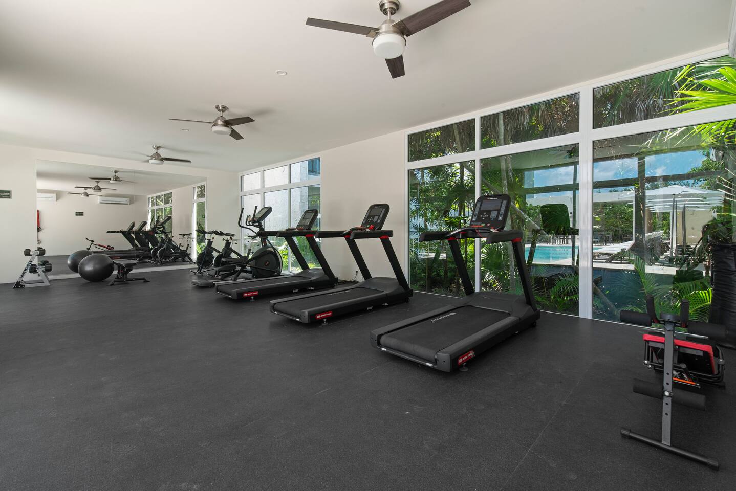 Lleve su rutina de ejercicio a nuevas alturas en nuestro gimnasio completamente equipado y con aire acondicionado. Ya sea que prefiera cintas de correr, elípticas, pesas libres o bicicletas estáticas, tenemos todo lo necesario para una experiencia de entrenamiento gratificante.