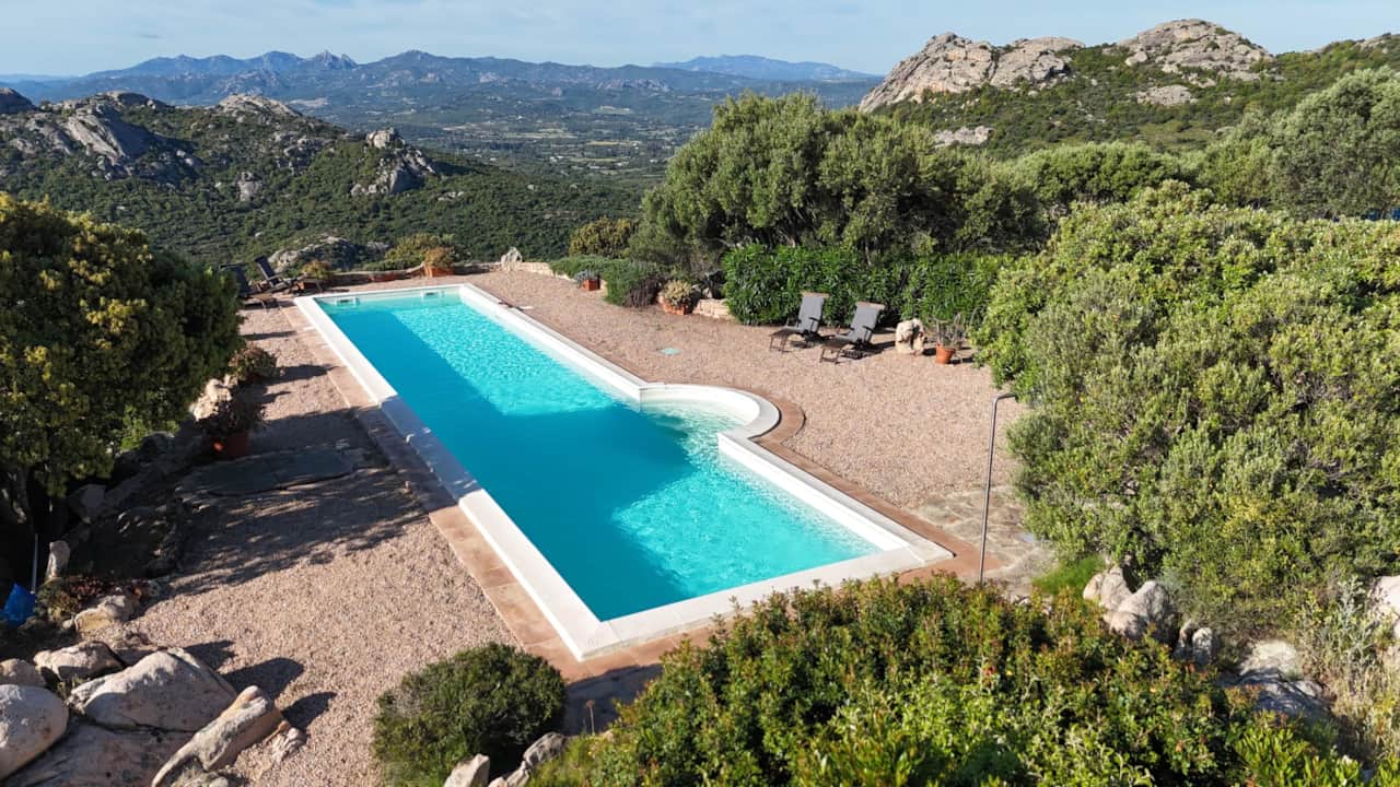 Pool mit Liegestühlen | Pool with deck chairs