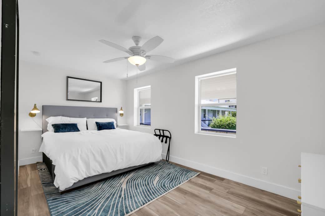 Bedroom 1 (king)
