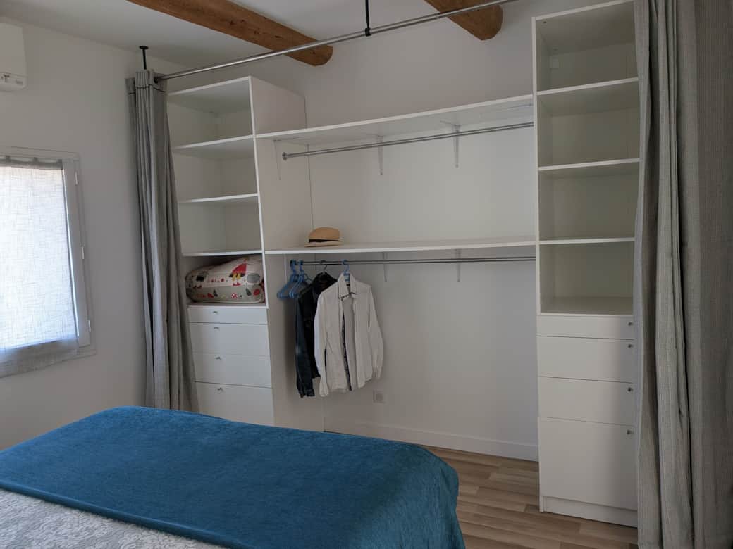 Chambre avec dressing ouvert