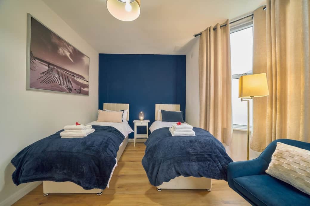 King-size bed that can be split into two singles, perfect for any setup