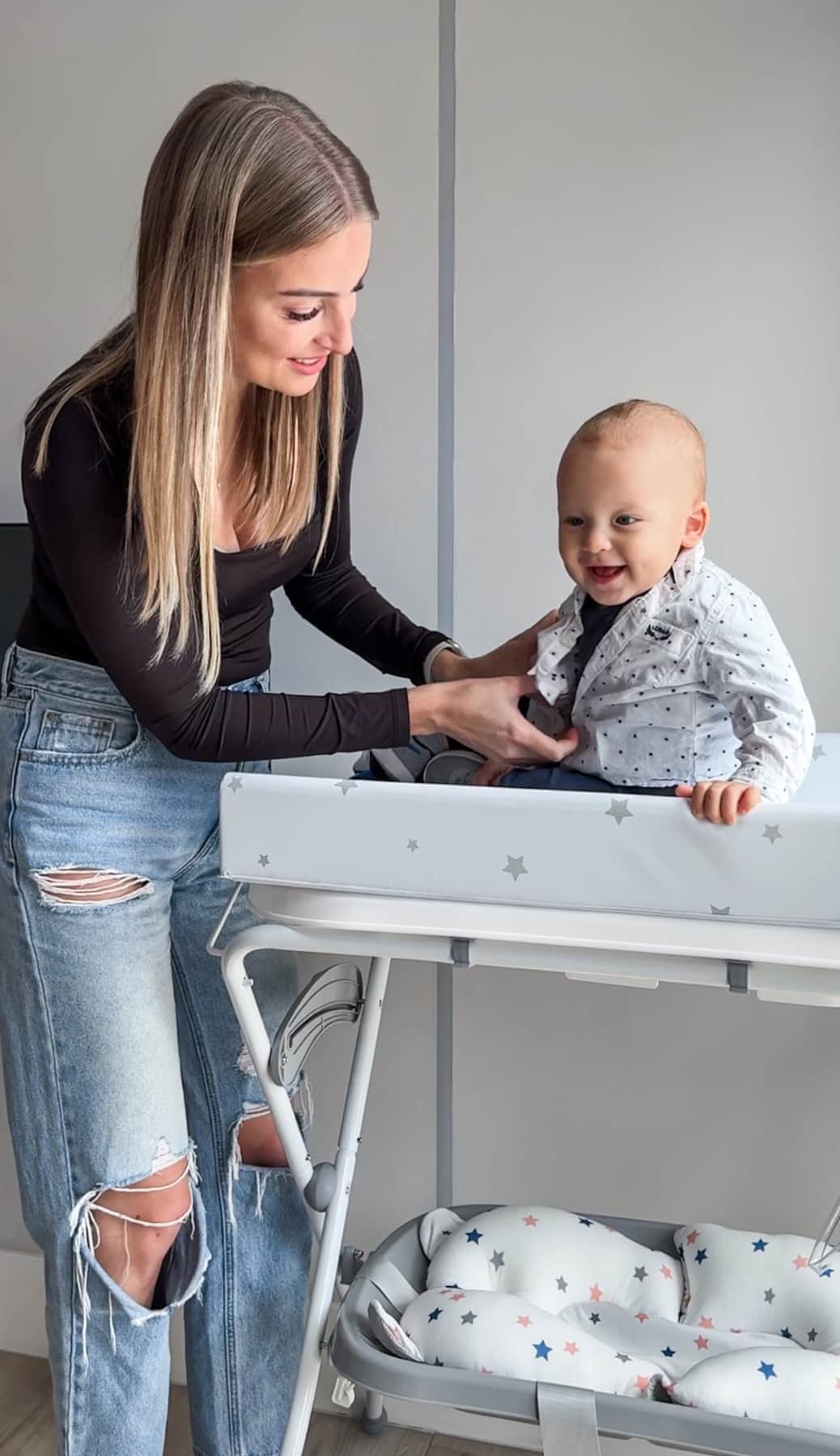 Mamma con neonato sul fasciatoio — tutto incluso in un soggiorno RENTAL12 a Olbia, Sardegna