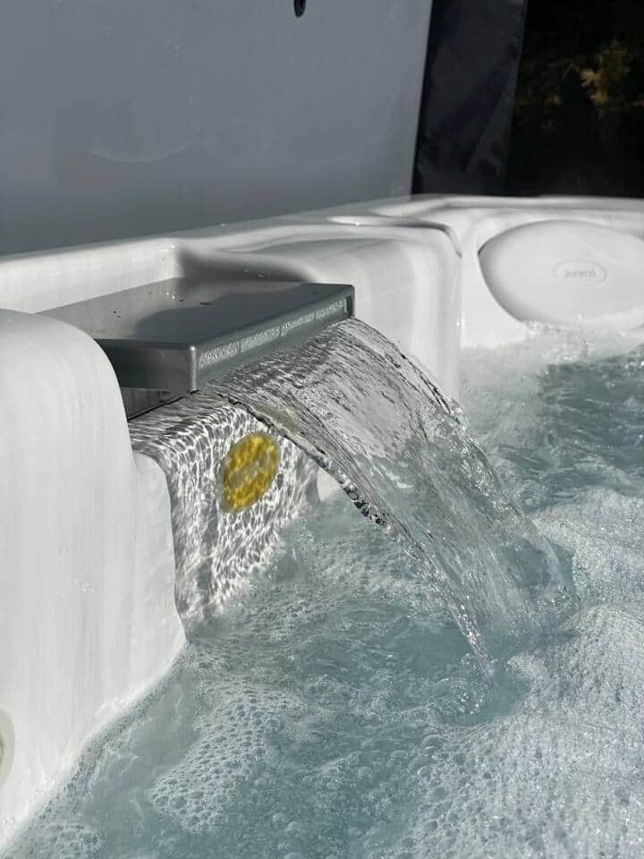 Le Jacuzzi est équipée d'une cascade pour les massage du coup et de la nuque.