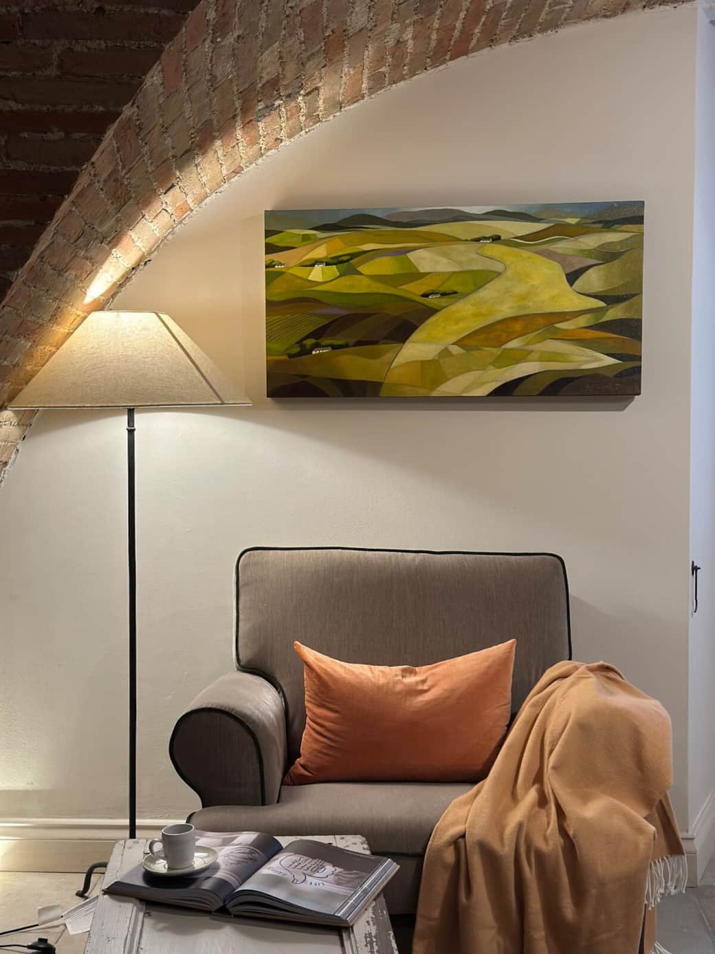 LIVING ROOM
Perfect place for a good book, coffee or a movie.