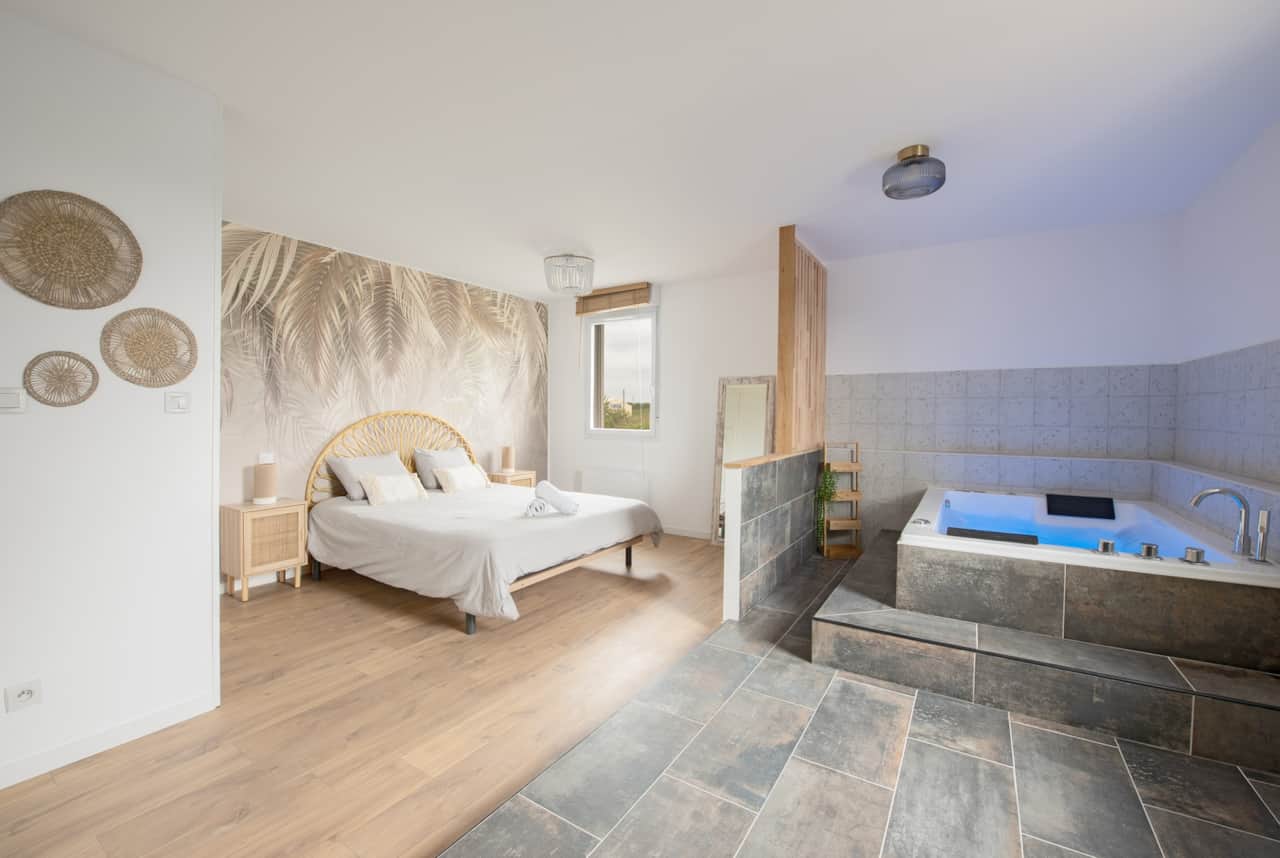 chambre et son jacuzzi 