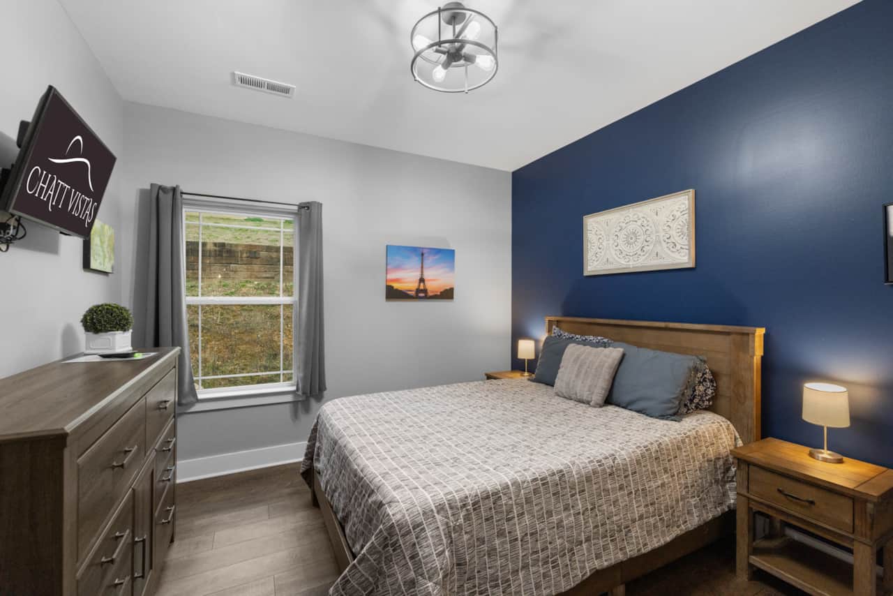 Queen Bed in w/ HDTV Flatscreen