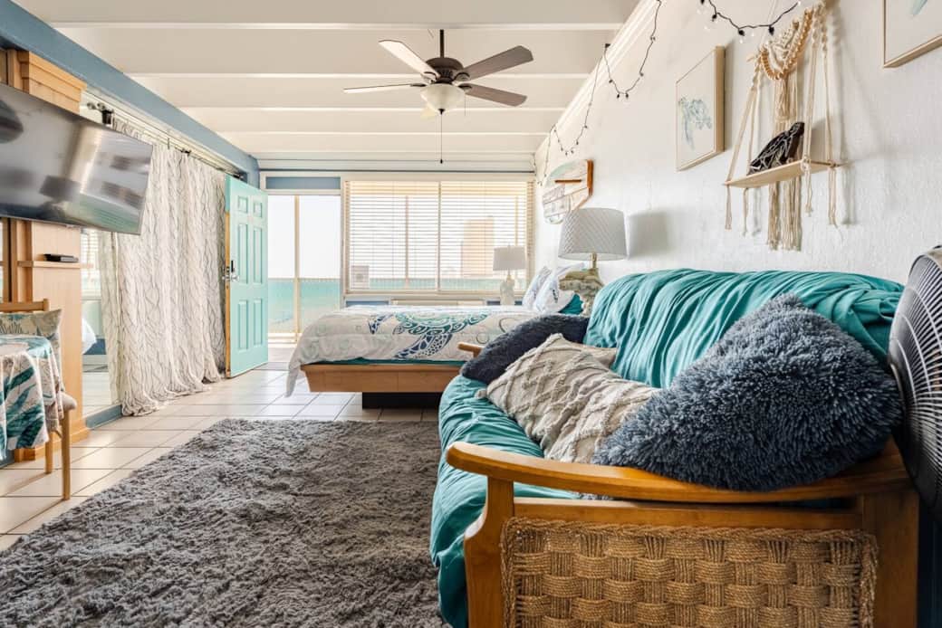 Looking straight out of the condo to the Gulf of Mexico. Looking straight out of the condo to the Gulf of Mexico.