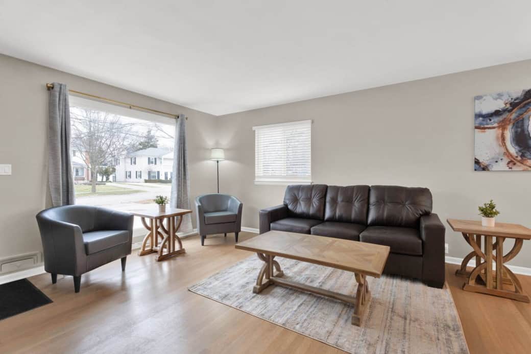 • Smart TV
• Comfortable Seating
• Spacious
⟬main level⟭