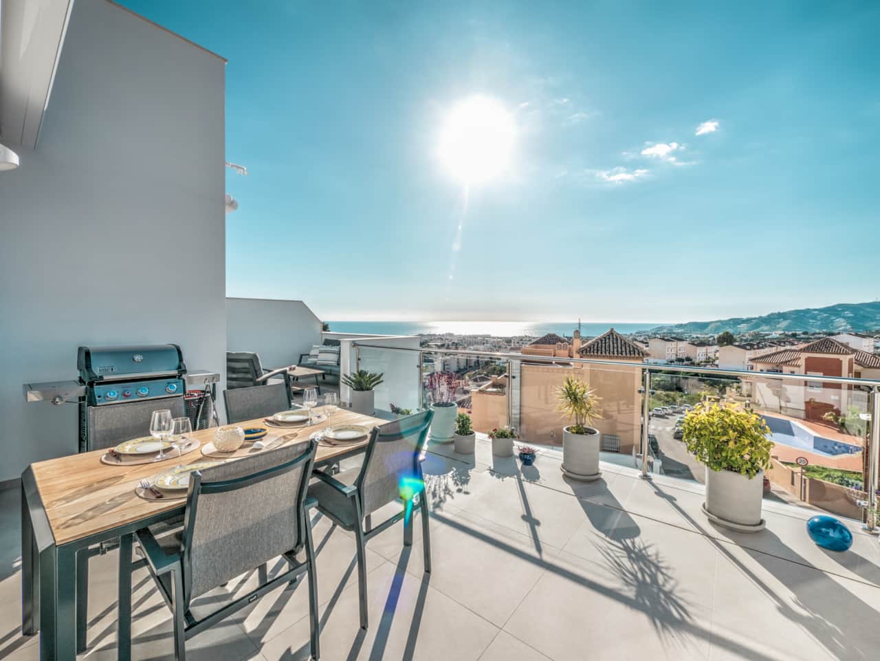 La gran terraza privada con vistas al mar.