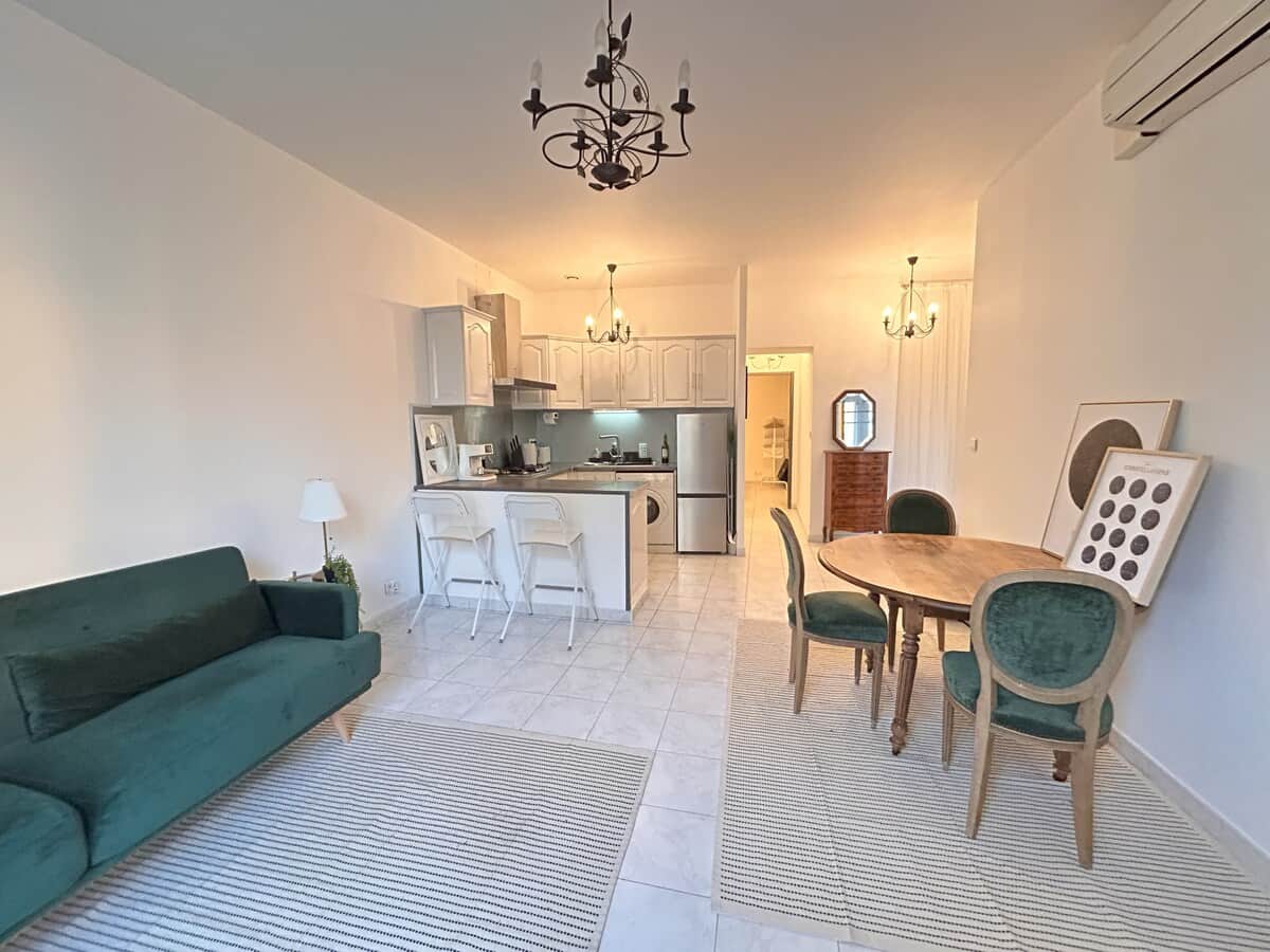 Living & dining area, with air-conditioning and open plan, full kitchen