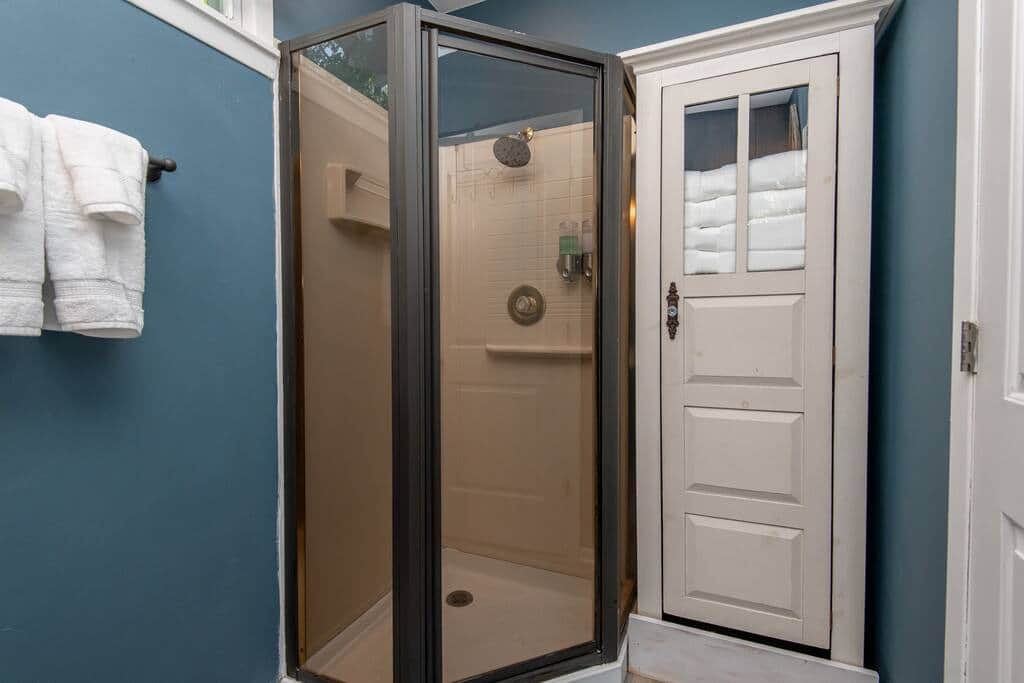Main bathroom shower