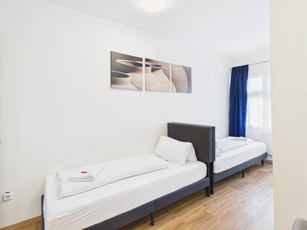 Schlafzimmer mit 2 gemütlichen Einzelbetten