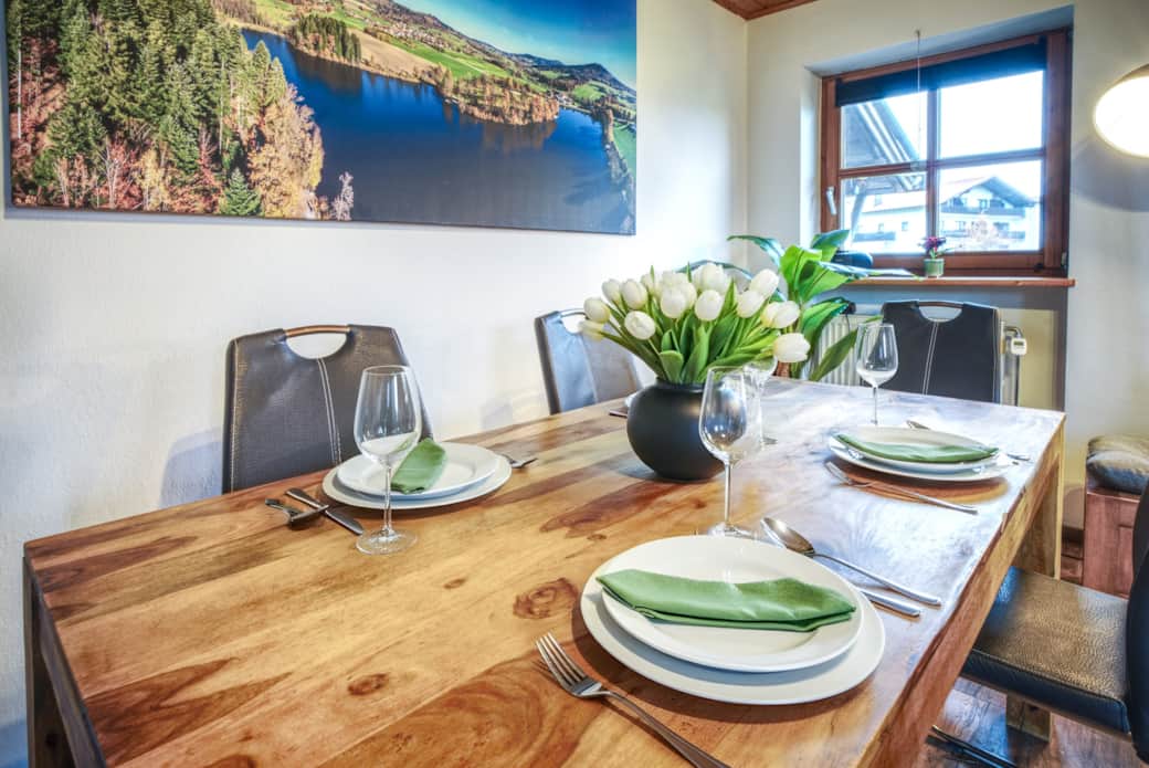 Wohnzimmer mit großem Eßtich 