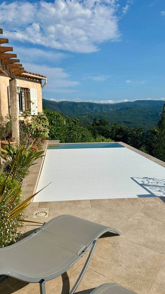 Piscine avec volant roulant 