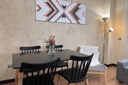 Comedor para 4 con mesa de madera y sillas negras