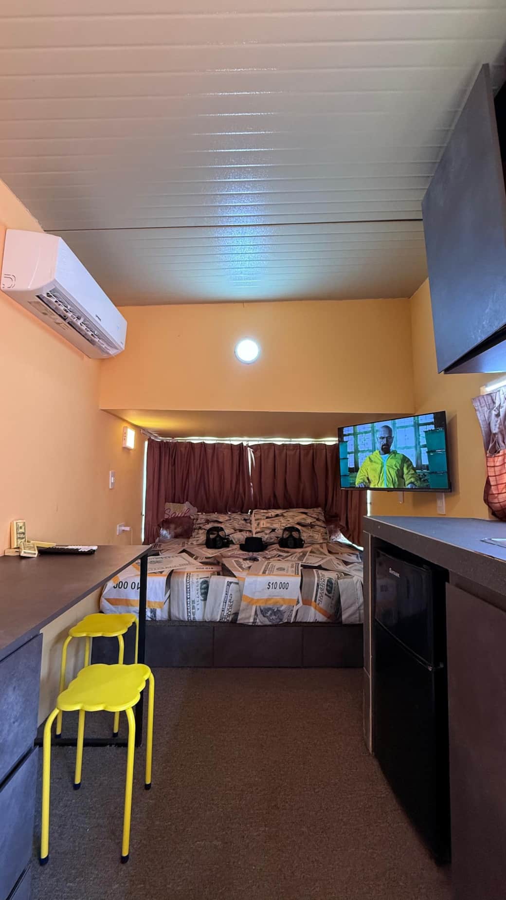 Habitación cama queen, SmartTV,  frigobar, aire acondicionado, closet y cocina equipada con parrilla, microondas, freidora de aire, licuadora, etc.