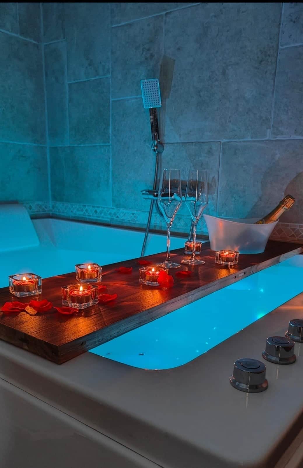 Spa avec option décoration romantique & champagne ! ❤️