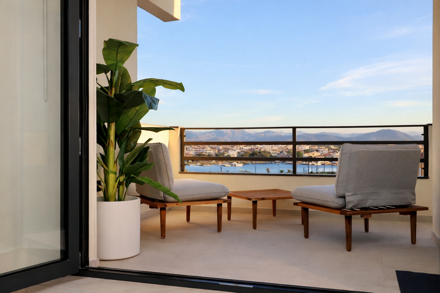 RENTAL12 Penthouse-Dachterrasse mit Blick auf Olbia und das Tyrrhenische Meer — typische sardische Outdoor-Atmosphäre