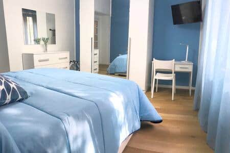 camera da letto - angolo guardaroba con scrivania e TV
