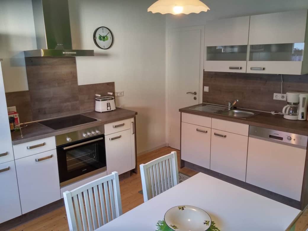 Großzügige Küche mit vielen Extras (Spülmaschine, Mikrowelle, ...) Großzügige Küche mit vielen Extras (Spülmaschine, Mikrowelle, ...)