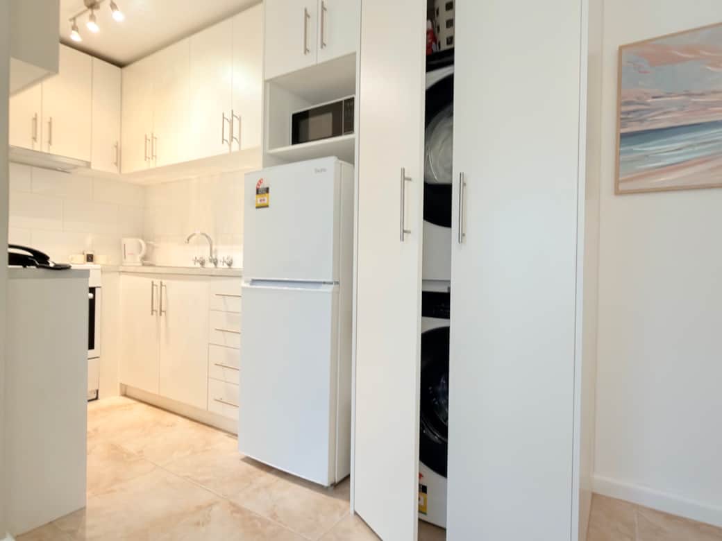 Full Kitchen with Laundry Full Kitchen with Laundry