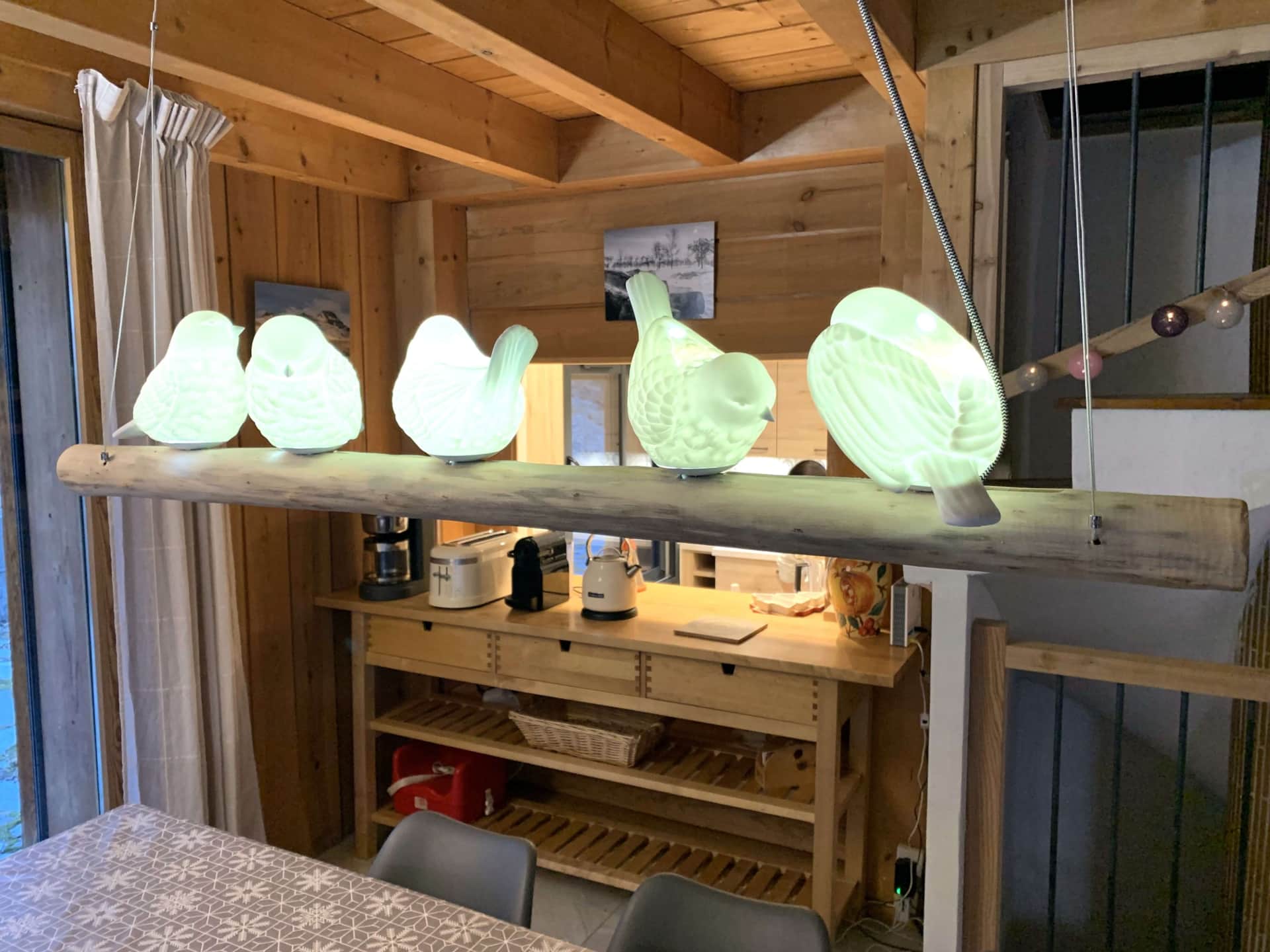 Coin petit-déjeuner et cuisine en bois du Chalet Mont Milo, Serre Chevalier Vallée