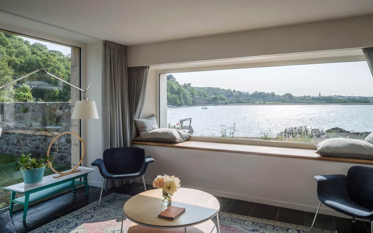 Les grandes baies vitrées du salon procurent une sensation d'immersion dans le paysage maritime