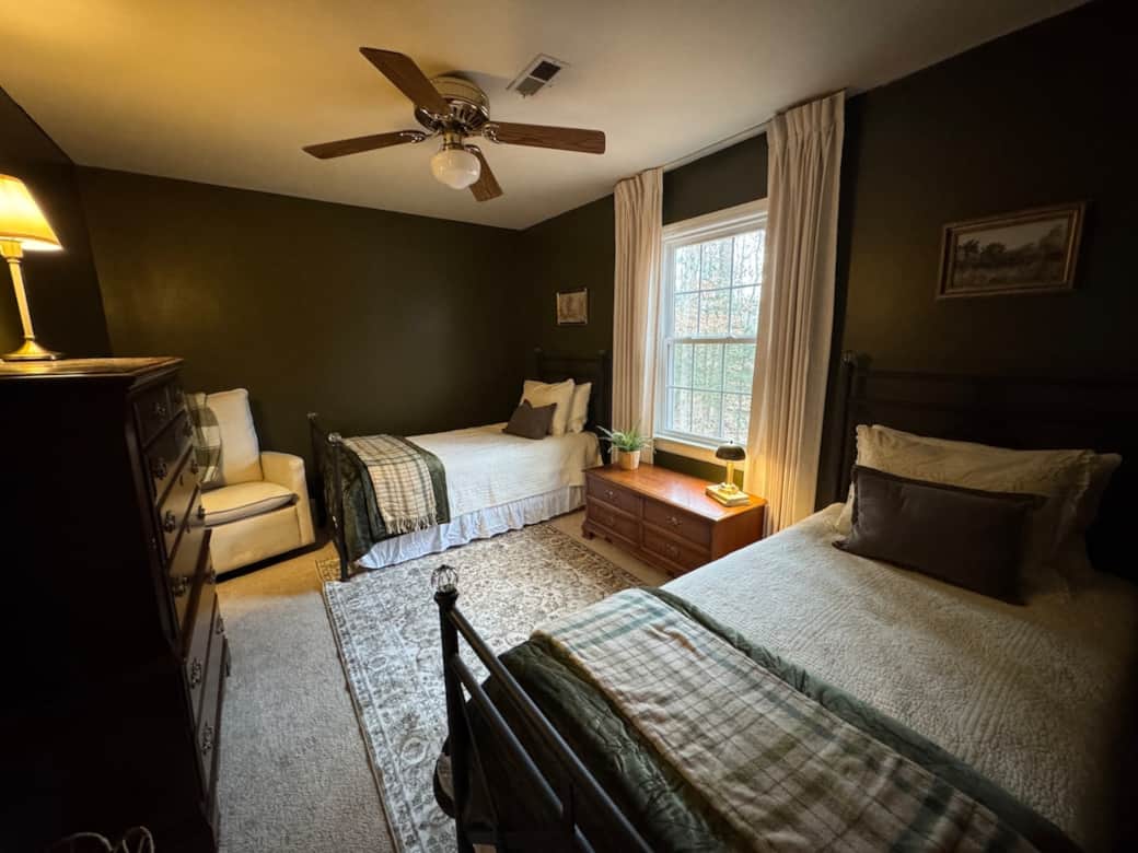 Third bedroom with two twin beds, perfect for families with kids.