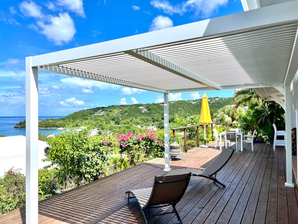 Une partie de la terrasse avec une pergola à ventaux réglables