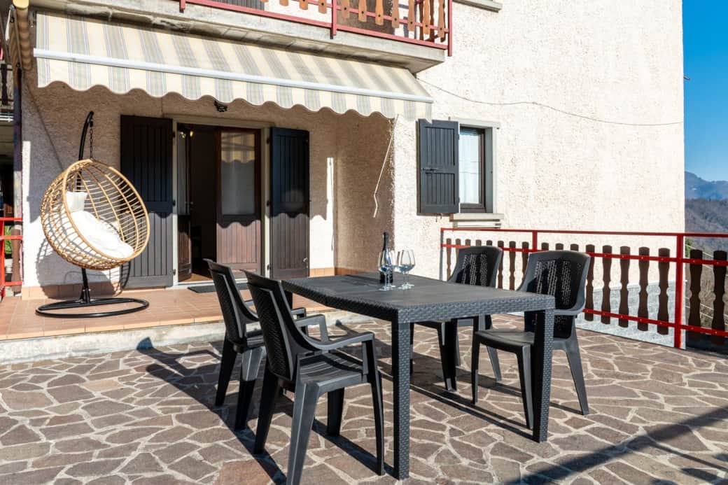 Terrazza esterna con amaca e tavolo dove godersi delle belle giornate al sole con una vista mozzafiato  