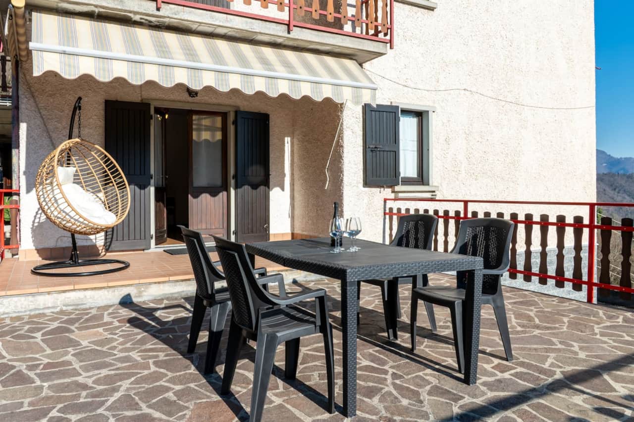 Terrazza esterna con amaca e tavolo dove godersi delle belle giornate al sole con una vista mozzafiato  