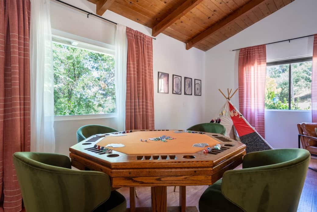 Gameroom: Unleash endless fun! Poker, bumper pool, board games, and Mahjong await in our ultimate game room. Gather friends & family for unforgettable moments!