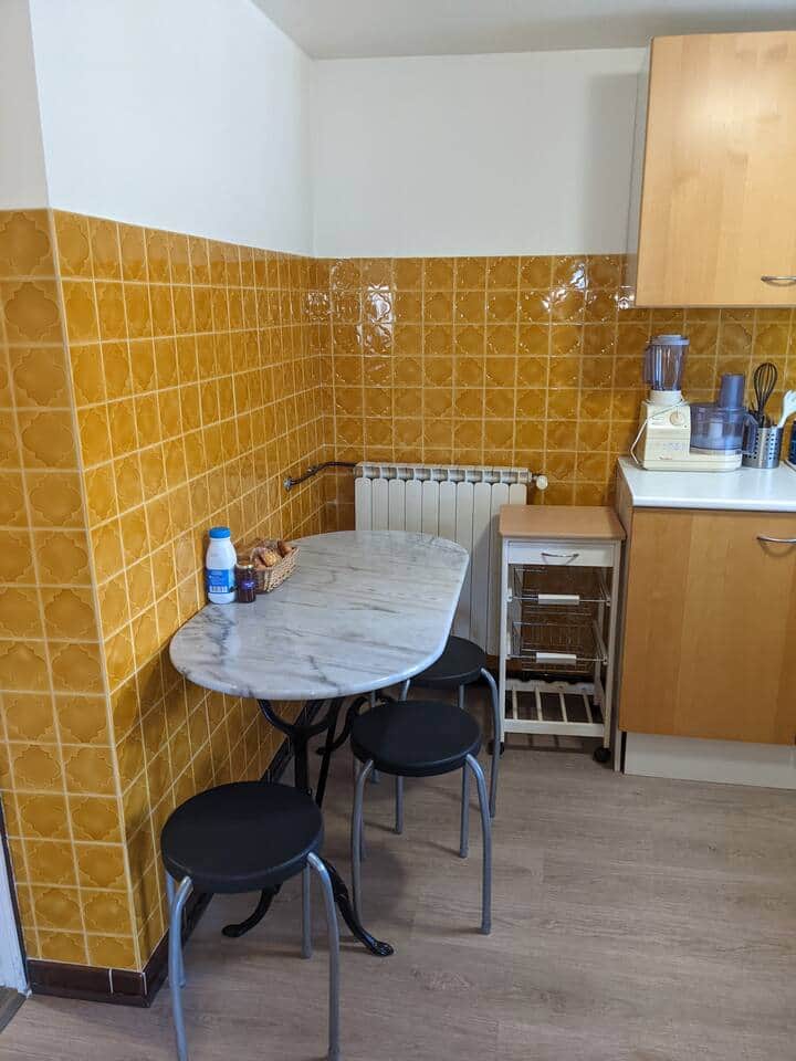 Une table est disponible dans la cuisine pour y manger 