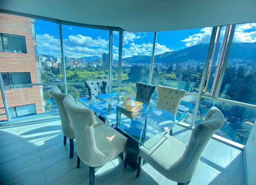 Amplio comedor con vista a las montañas y ciudad de Quito