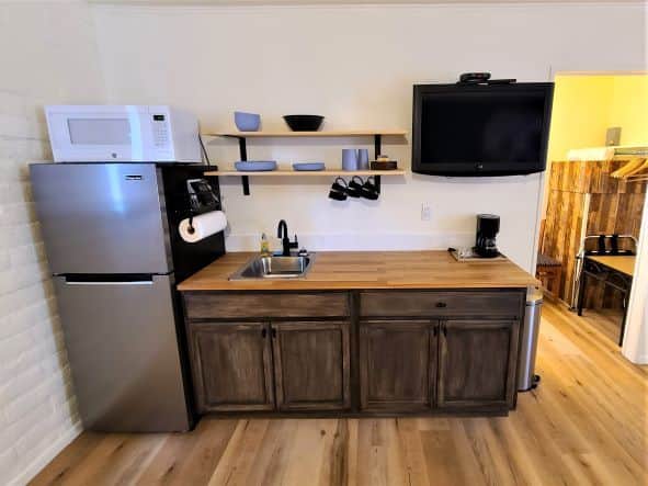 Kitchenette w/ Fridge, microwave & coffeemaker