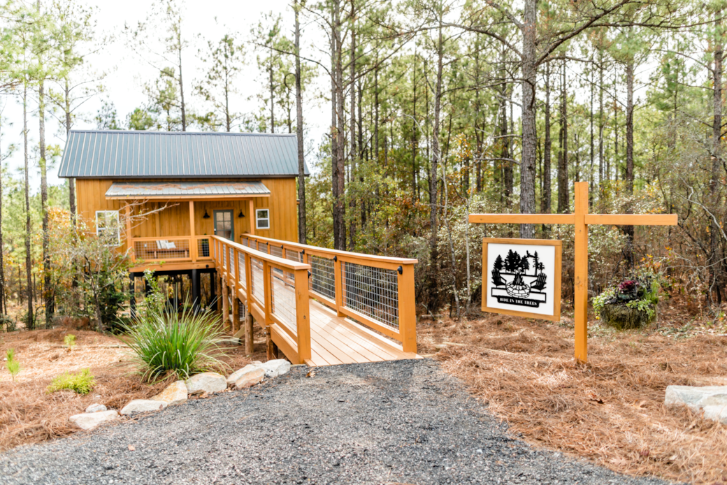 Front parking entrance and walkway to the treehouse