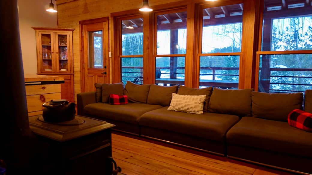 Salon #2 avec foyer en hiver