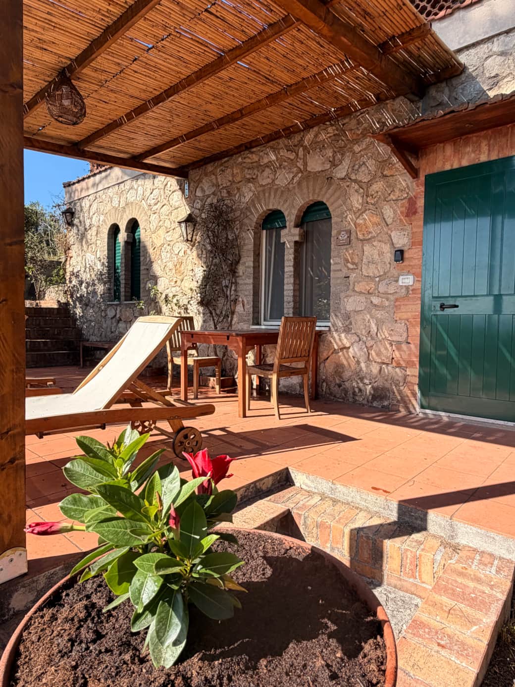 Terraza panorámica privada de Casa Ibiscus con barbacoa y vistas a la Riviera de Ulises, cerca de Gaeta.
