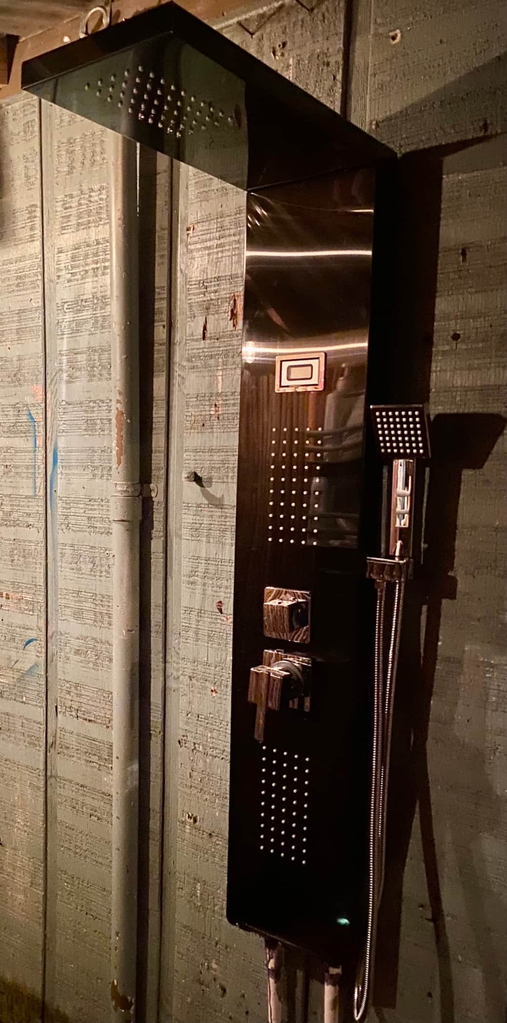 Hot shared outdoor spa style rain shower Hot shared outdoor spa style rain shower