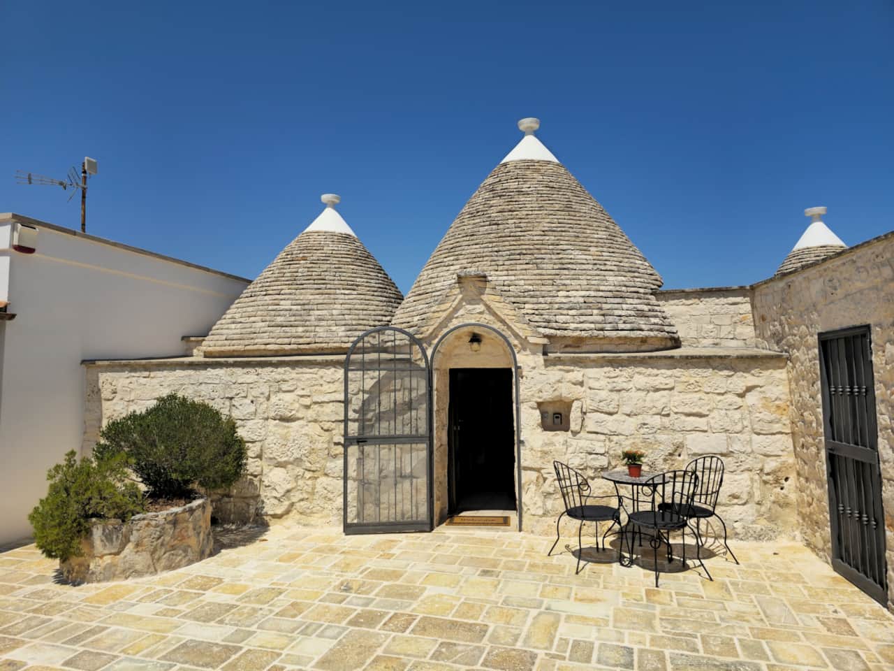 Front Trullo Olivia Booking