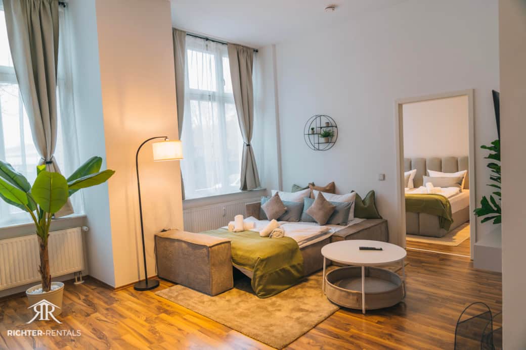 Wohnbereich mit gemütlichem Schlafsofa 