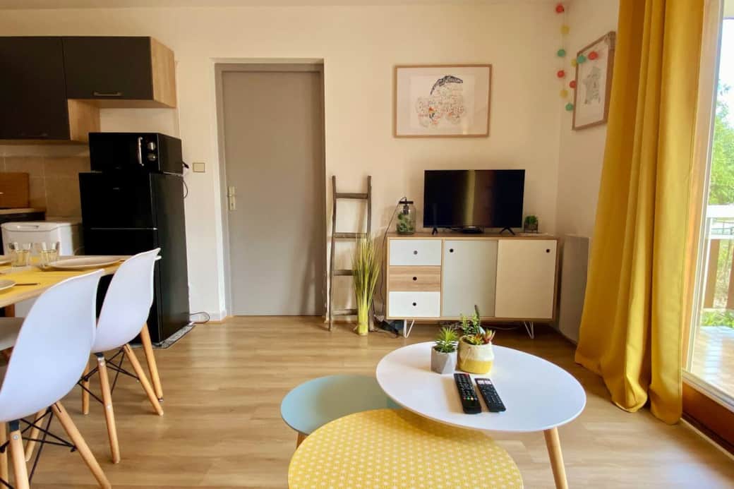 Coin TV et accès au balcon.
Porte d'accès à la chambre Coin TV et accès au balcon.
Porte d'accès à la chambre